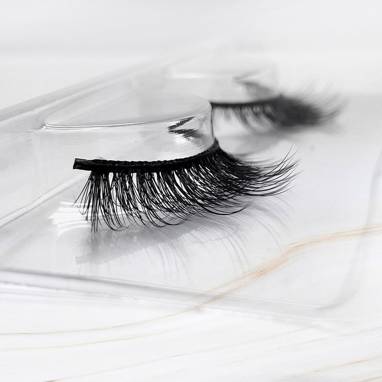 Magnetic x Magda Pieczonka – silk faux lashes on a band
