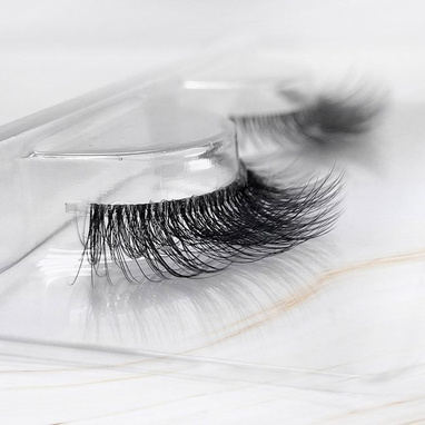 Mamma Mia x Magda Pieczonka – silk faux lashes on a band