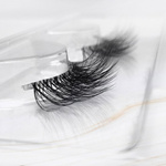 Maximal x Magda Pieczonka – silk faux lashes on a band