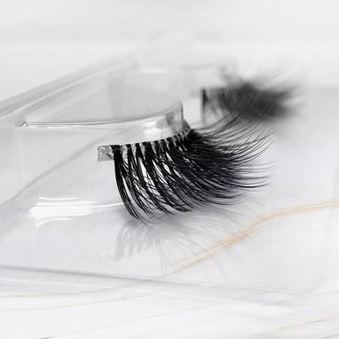 Miracle x Magda Pieczonka – silk faux lashes on a band