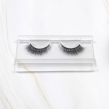 Majestic x Magda Pieczonka – silk faux lashes on a band